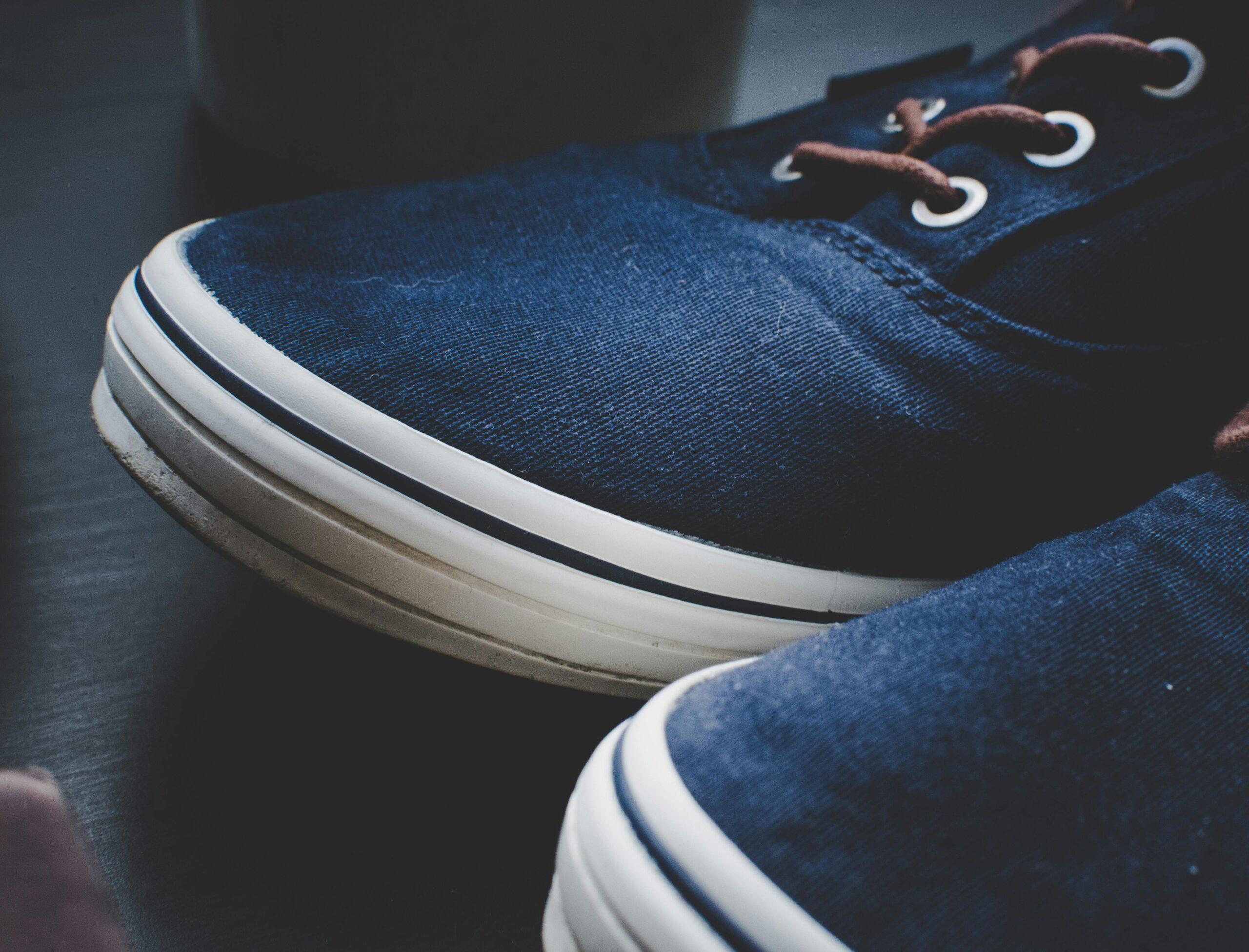 Choisir entre sneakers mocassins et chaussures bateau pour un look lifestyle confortable