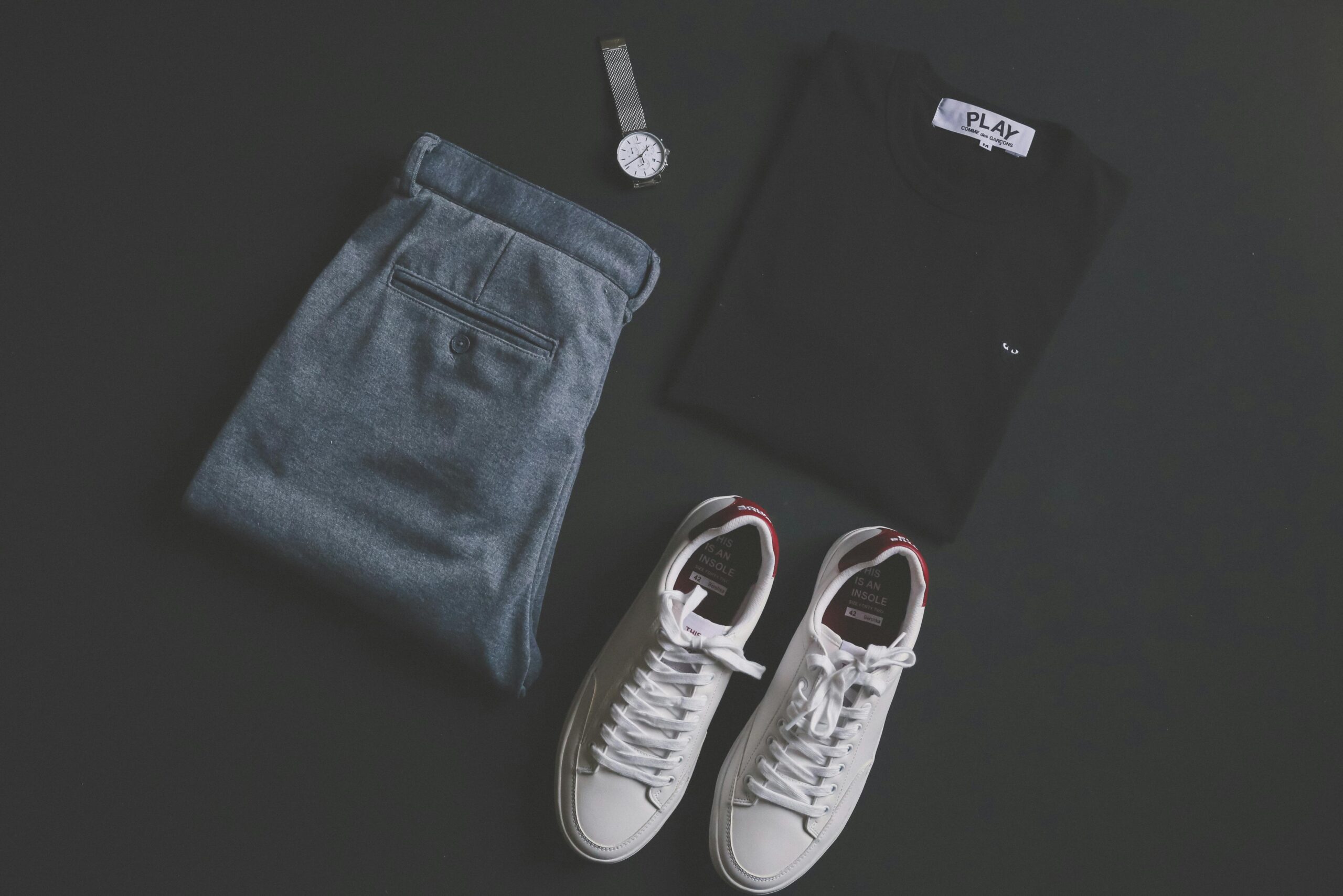 Chaussures bateau en cuir portées avec un pantalon chino pour un style élégant au quotidien