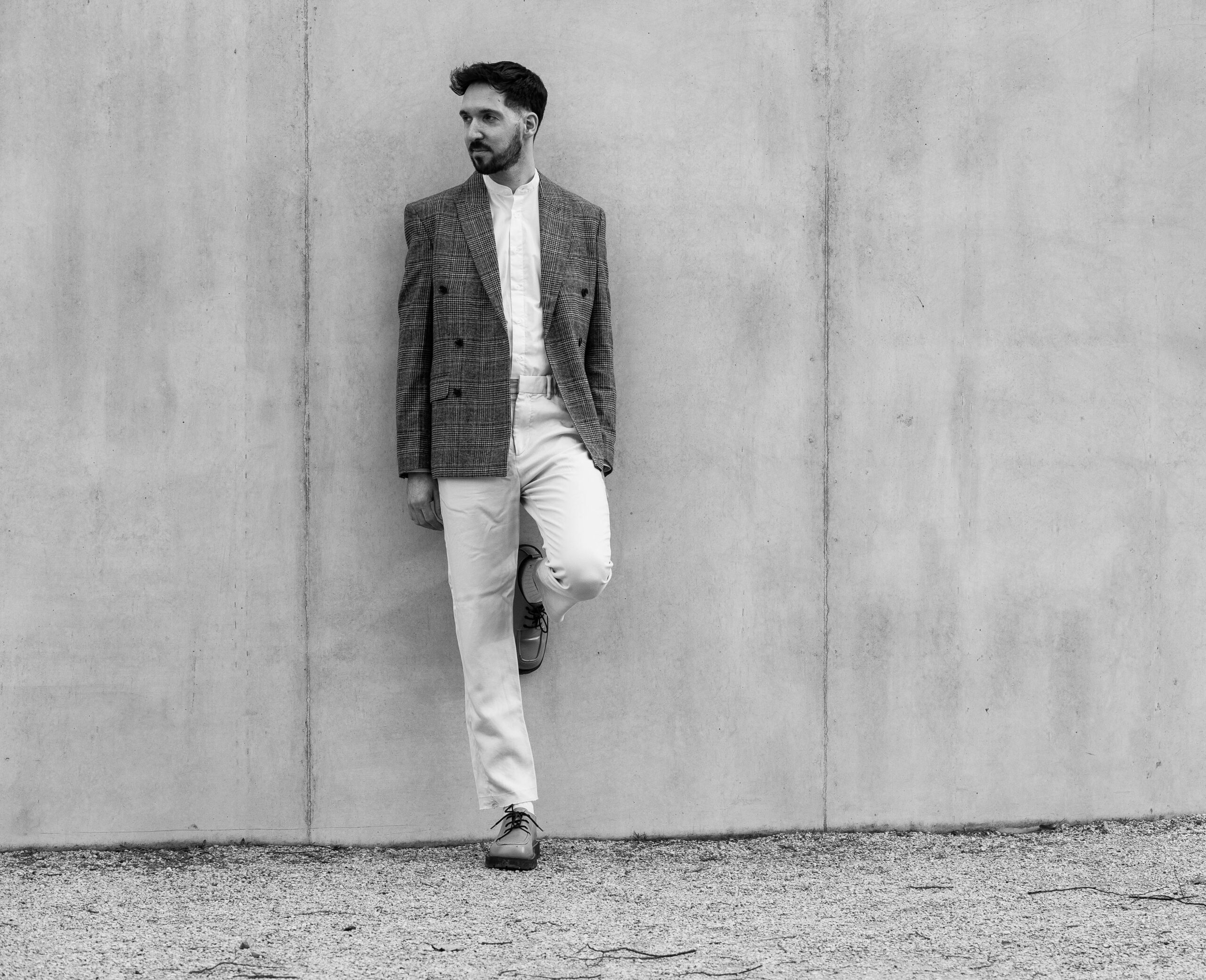 Look élégant avec chaussures bateau, chemise légère et pantalon casual chic