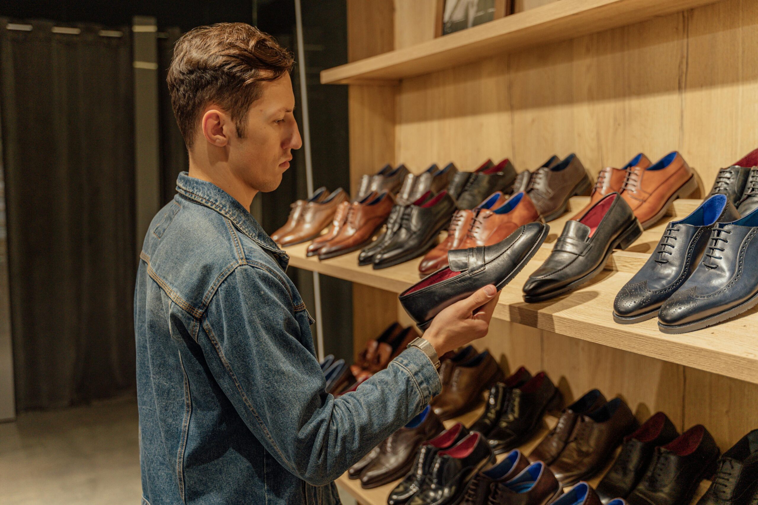 Comparaison entre chaussures classiques, sneakers et chaussures bateau dans un univers lifestyle