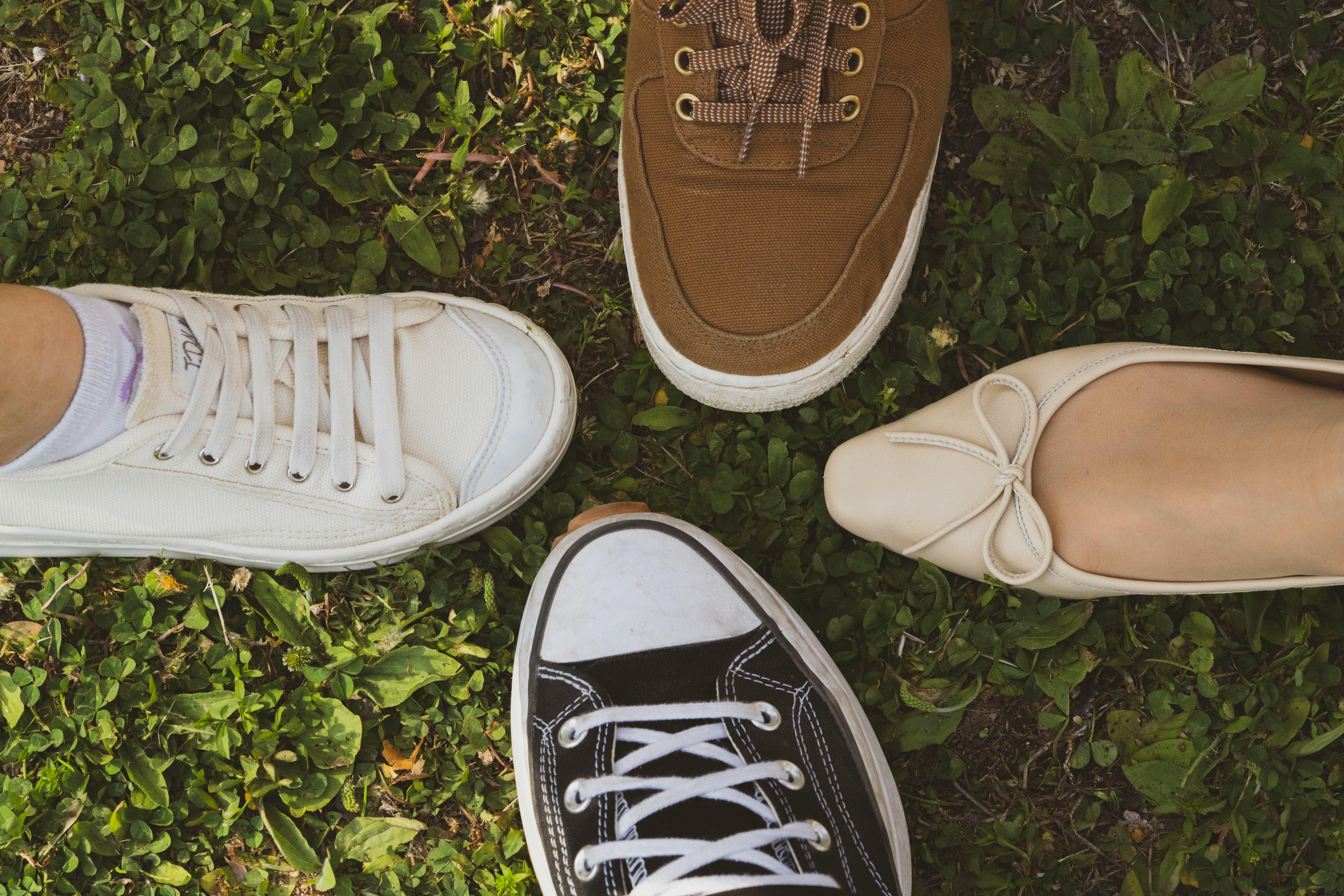 Différents styles de chaussures représentant les tendances mode et les habitudes de vie